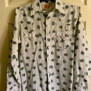 Vintage Western Fashions women’s mother of pearl snap shirt. Floral print.